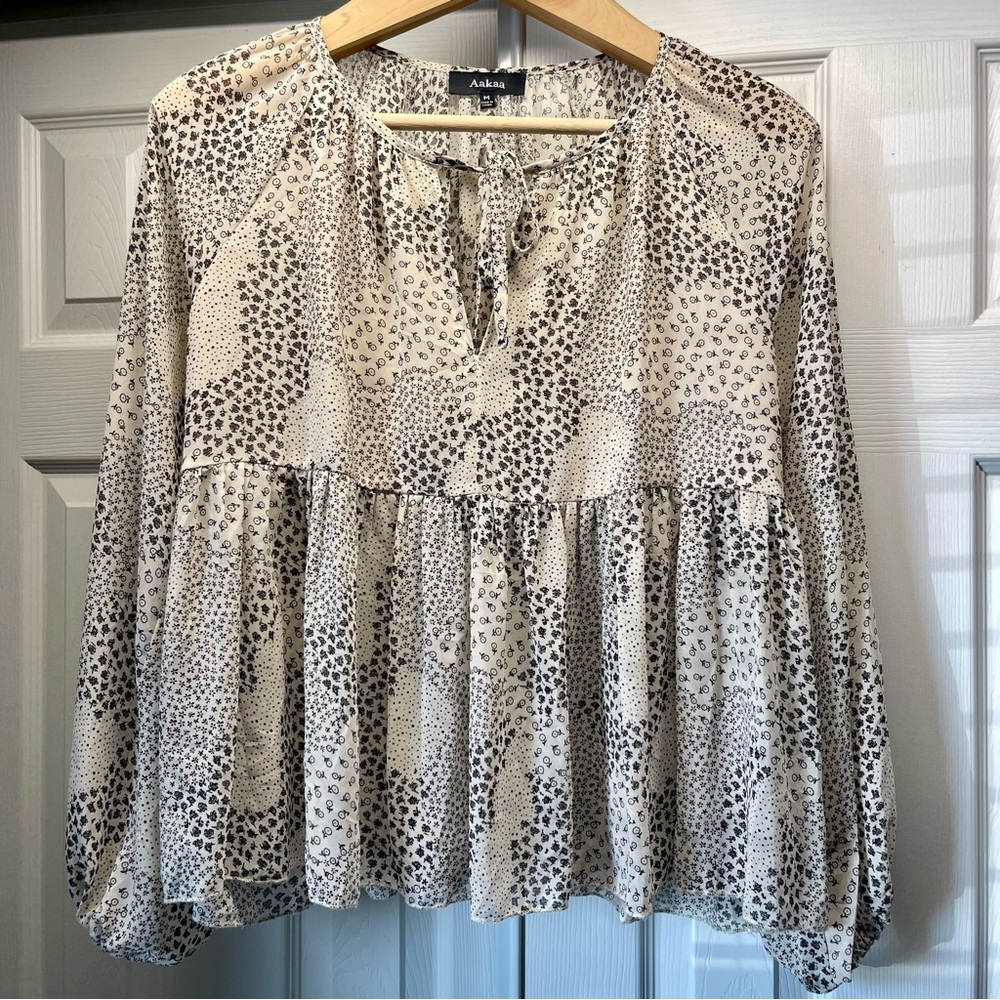 Aakaa Women’s Babydoll Top Size M Tie Front Keyhole Neckline Tiered Gathered Hem